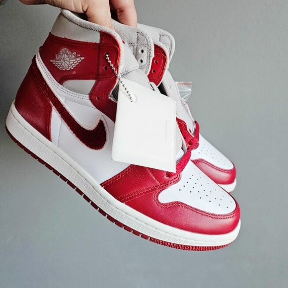 NWB Jordan 1 Retro High OG Varsity Red - Picture 2 of 4